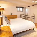 Beautiful Converted One Bedroom 公寓 *