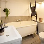 公寓 Beautiful Converted One Bedroom *