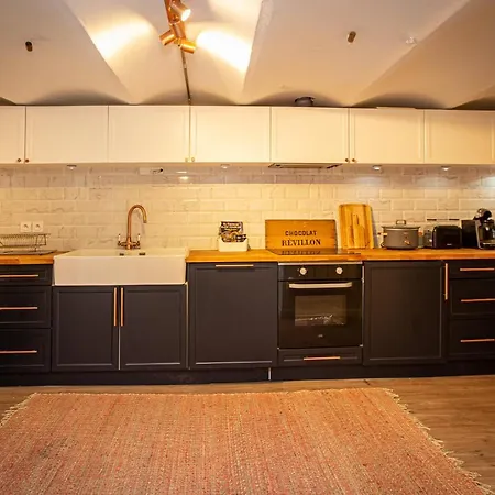 Апартаменти Beautiful Converted One Bedroom Каркассонн