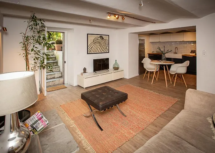 Beautiful Converted One Bedroom Апартаменти