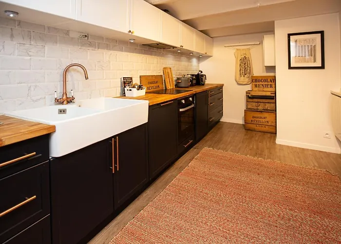 Beautiful Converted One Bedroom Апартаменти