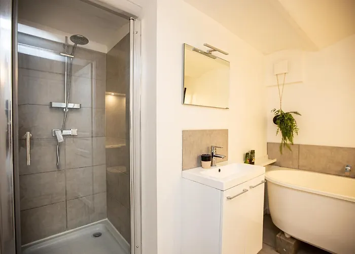 Beautiful Converted One Bedroom *